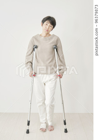 中年婦女用拐杖表情困擾，全身 96379873