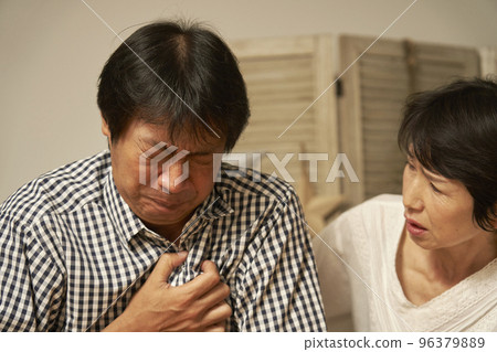 中年男子晚上在客廳胸痛 中年男子晚上在客廳胸痛 96379889