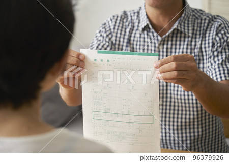 丈夫出示離婚文件不露面 96379926