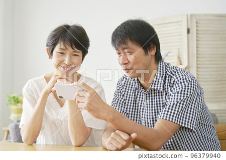 在家看智能手機的成熟夫婦 在家看智能手機的成熟夫婦 96379940