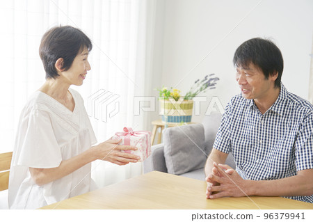 丈夫送禮物給他的妻子 丈夫送禮物給他的妻子 96379941
