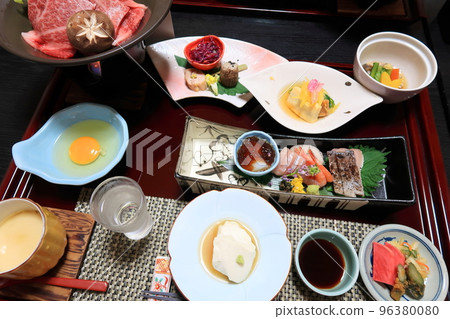 在溫泉旅館享用晚餐 在溫泉旅館享用晚餐 96380080