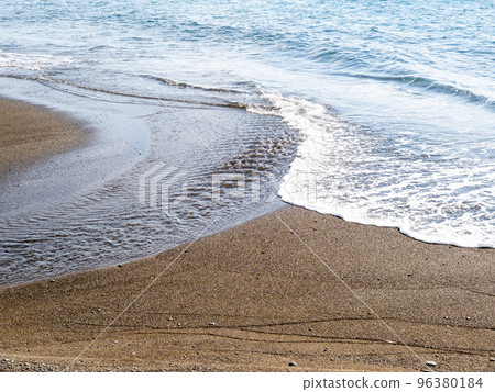 沿著沙灘流淌的河口。 沿著沙灘流淌的河口。 96380184