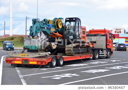 trailer for transporting heavy equipment trailer for transporting heavy equipment 96380487