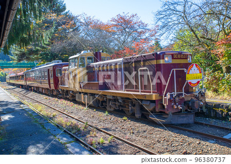 Torokko Train Sawairi Station Watarase Keikoku Railway 秋天的景色 96380737
