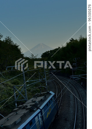 北斗市長坂町，夕陽下開往富士山的EH200系列貨運列車 96380876