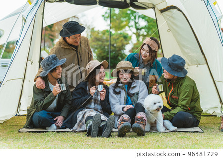 Asian men and women of campers who came to fall winter camp with friends (Gurukan) Asian men and women of campers who came to fall winter camp with friends (Gurukan) 96381729
