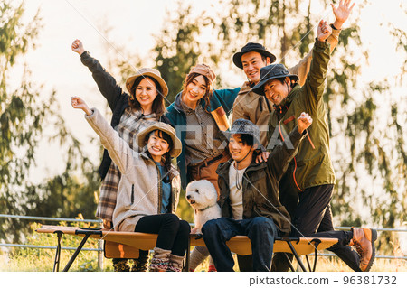 和朋友一起來秋季冬令營的亞洲營員男女(Gurukan) 和朋友一起來秋季冬令營的亞洲營員男女(Gurukan) 96381732