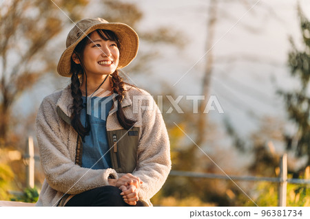 營地秋冬戶外時尚亞洲女露營者 營地秋冬戶外時尚亞洲女露營者 96381734
