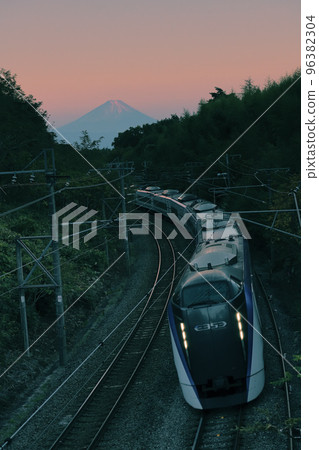 Nagasaka-machi, Hokuto City, the outbound Super Limited Express Azusa with Mt. Fuji in the background Nagasaka-machi, Hokuto City, the outbound Super Limited Express Azusa with Mt. Fuji in the background 96382304