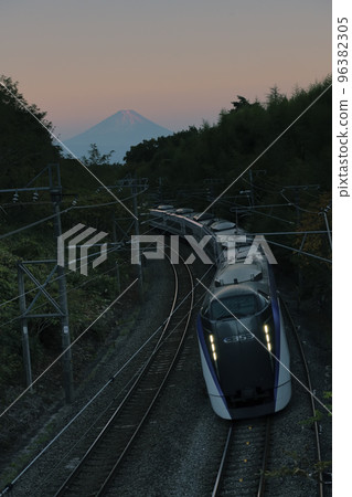 Nagasaka-machi, Hokuto City, the outbound Super Limited Express Azusa with Mt. Fuji in the background Nagasaka-machi, Hokuto City, the outbound Super Limited Express Azusa with Mt. Fuji in the background 96382305