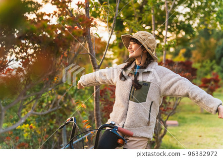 Asian woman riding a bicycle in outdoor fashion (cycling) Asian woman riding a bicycle in outdoor fashion (cycling) 96382972