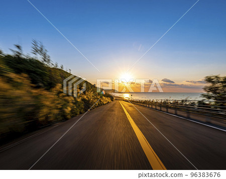 黎明時分開車穿過樹林沿著海岸上坡的主觀看法 黎明時分開車穿過樹林沿著海岸上坡的主觀看法 96383676