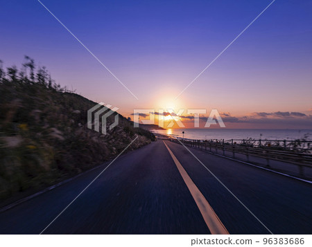 黎明時分開車穿過樹林沿著海岸上坡的主觀看法 96383686