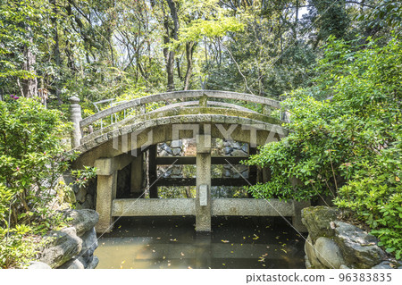 Nijugocho 橋被新鮮的綠樹環繞在水道上 96383835