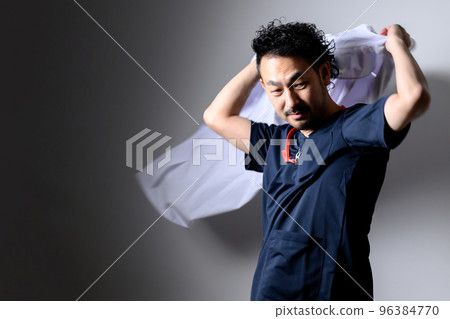 The image of a mid-career male doctor who wears a white coat even when hiring or changing jobs The image of a mid-career male doctor who wears a white coat even when hiring or changing jobs 96384770