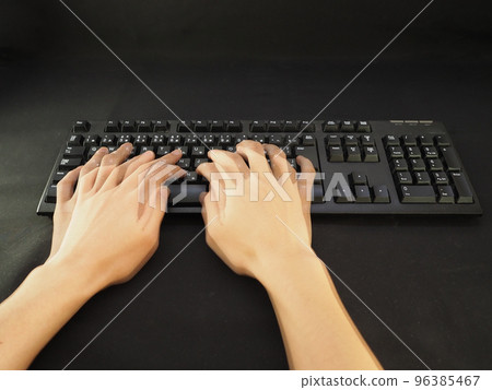 手在鍵盤上快速打字 96385467