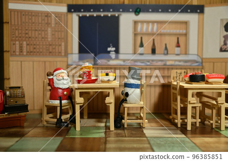 Miniature ornament with Santa Claus and snowman sitting at the sushi chef's table Miniature ornament with Santa Claus and snowman sitting at the sushi chef's table 96385851