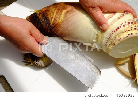 Preparing bamboo shoots 96385933