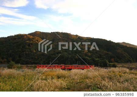 秋季在地方線路上運行的秋季彩色火車 秋季在地方線路上運行的秋季彩色火車 96385998
