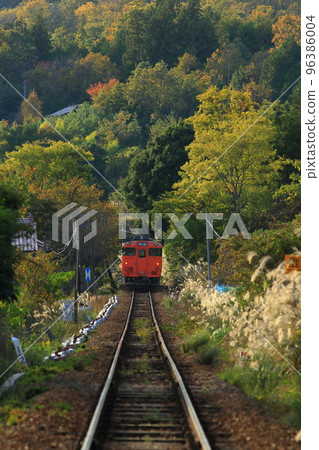 火車吸入美麗的秋葉 火車吸入美麗的秋葉 96386004