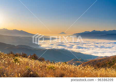 【富士山素材】黎明時分的富士山和秋天從高保地高原看到的諏訪湖雲海【長野縣】 96386209