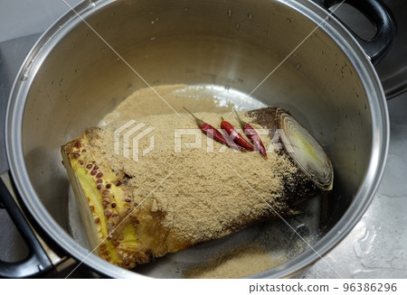 Preparation of pre-boiled bamboo shoots Preparation of pre-boiled bamboo shoots 96386296
