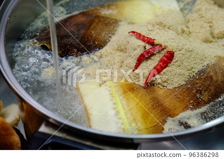 Preparation of pre-boiled bamboo shoots Preparation of pre-boiled bamboo shoots 96386298