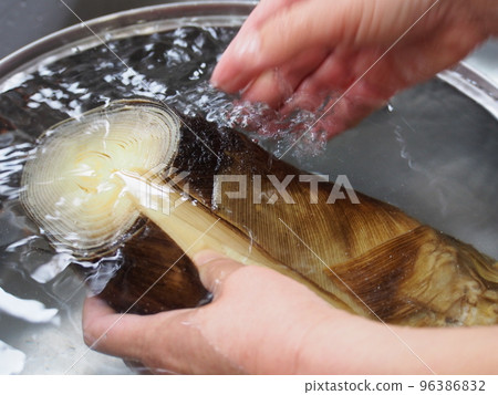 剝去預煮筍的外皮 96386832