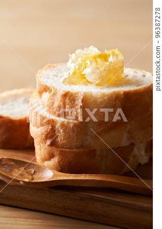 在桶上梳蜂蜜 96387278