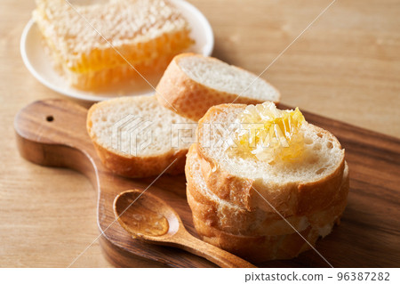 Comb honey on a bucket 96387282