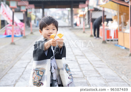 一名 5 歲的日本男孩穿著袴在七鄉山拍攝紀念照 一名 5 歲的日本男孩穿著袴在七鄉山拍攝紀念照 96387489