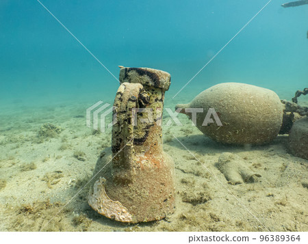 Antique amphoras on a sandy sea floor. Turquoise water in the background Antique amphoras on a sandy sea floor. Turquoise water in the background 96389364