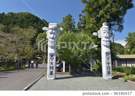 日高市高麗神社，秋分晴朗時，“天下大將軍”和“地下女將軍”的圖騰柱矗立在這裡 96390417