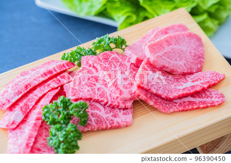 大理石牛肉烤肉圖像特寫黑色背景材料 96390450