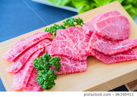 大理石牛肉烤肉圖像特寫黑色背景材料 96390451