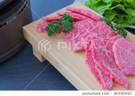 牛肉大理石紋肉烤肉圖像特寫素材 牛肉大理石紋肉烤肉圖像特寫素材 96390483