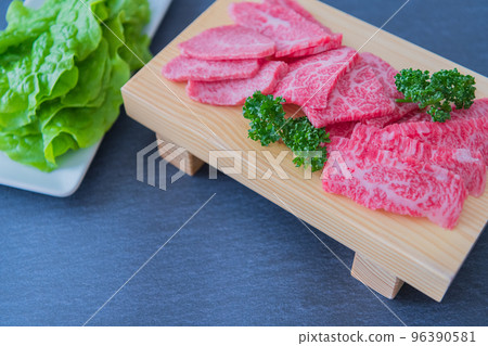 大理石牛肉烤肉圖像特寫黑色背景材料 96390581