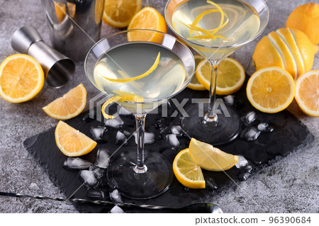 Lemon drop martini with zest 96390684