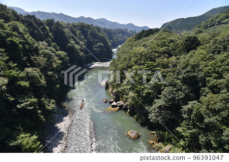 流淌在群山之間的山谷河流 96391047