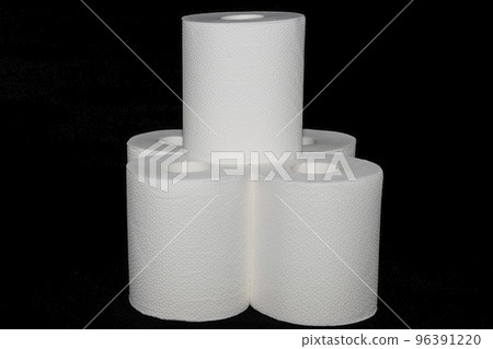 (材料)一張 4 張衛生紙排列的照片,一張在上面(黑色背景) (材料)一張 4 張衛生紙排列的照片,一張在上面(黑色背景) 96391220