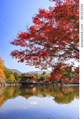 Nara Park Ukimido in full of autumn colors Nara Park Ukimido in full of autumn colors 96391698