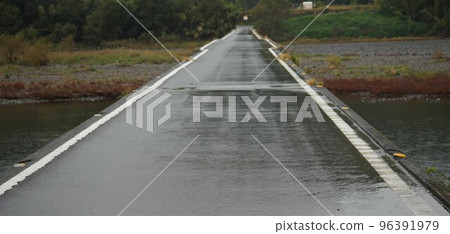 四萬十川上的一座橋 四萬十川上的一座橋 96391979