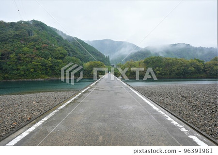 在四萬十川的解決橋樑 96391981