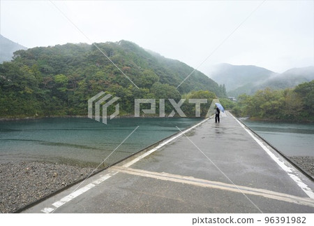 在四萬十川的解決橋樑 在四萬十川的解決橋樑 96391982