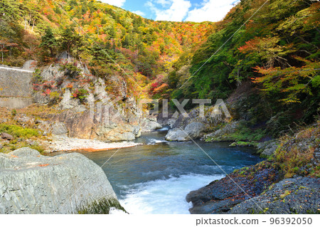 Shiobara Onsen, Nunotaki and Hoki River dyed in autumn leaves 96392050