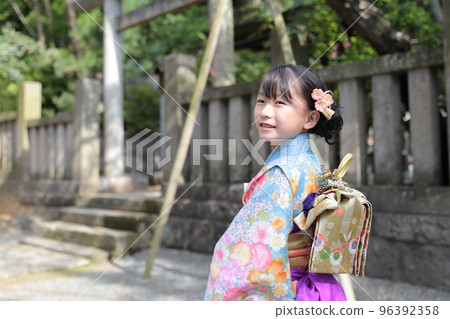 A 7-year-old girl visiting a shrine with Shichigosan 96392358