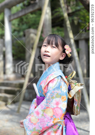 A 7-year-old girl visiting a shrine with Shichigosan 96392359