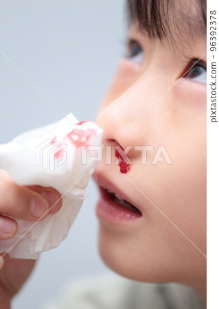 流鼻血的小學生（帶血的圖片） 96392378