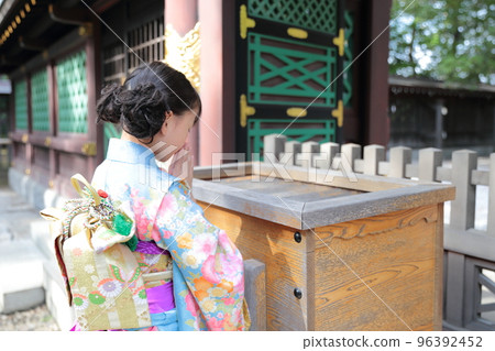 7歲的女孩和七五山一起參拜神社 96392452